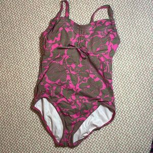 LANDS END One Piece Floral Bathing Suit, Size 2 D Cup good worn condition! Pink